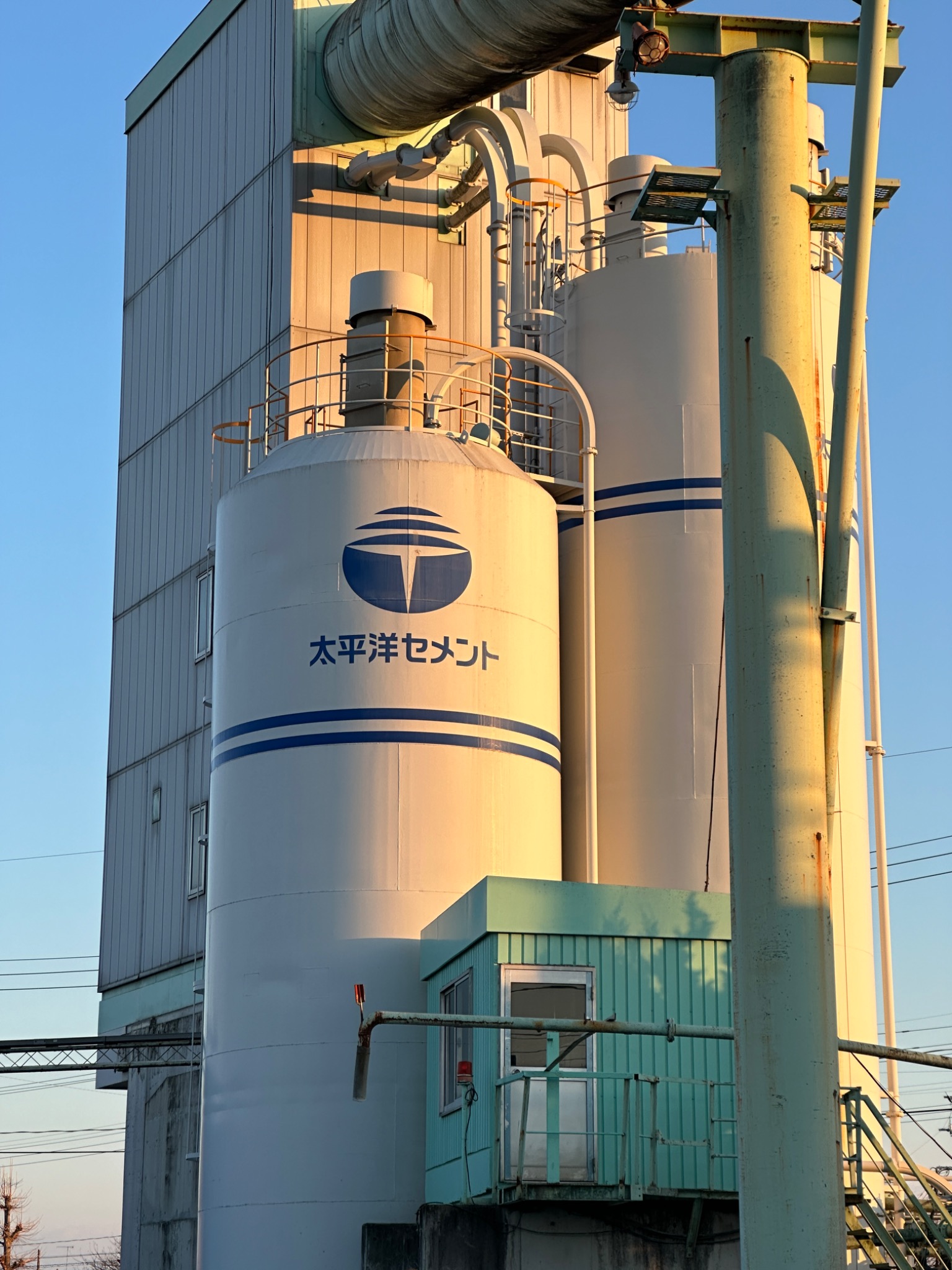 ヨリイ生コンの工場に設置されたセメントサイロと製造設備